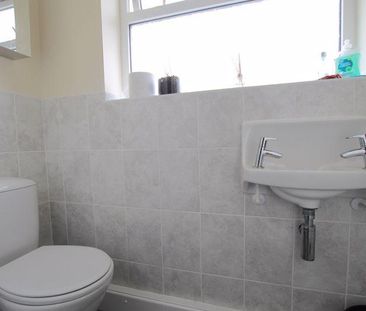 4 bedroom terraced house to rent - Photo 5