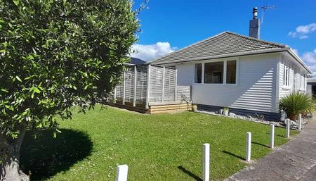 Newly decorated 4BR Home in popular Trentham - Photo 3