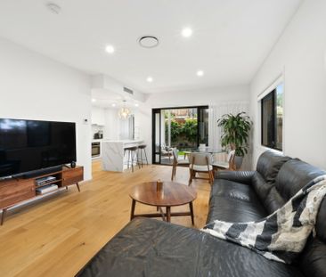 LUXURY TOWNHOUSE WITH BUSHLAND OUTLOOK - Photo 3