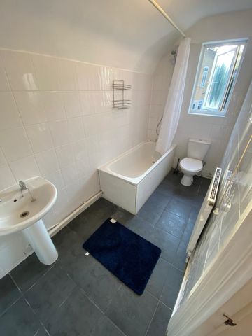 Incredible Location- converted pub near the canal! 65WATE - Room 3 - Photo 2