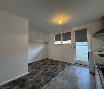 Tidy two bedroom unit in Merivale! - Photo 2