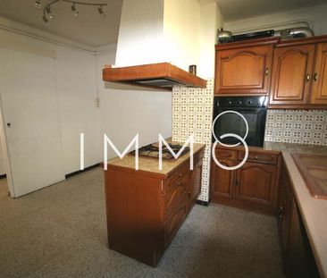 Location Appartement 4 pièces 81m² MARSEILLE 8ème - Photo 2