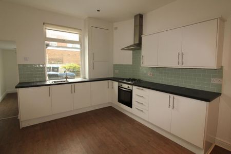 2 bedroom end of terrace house to rent - Photo 4
