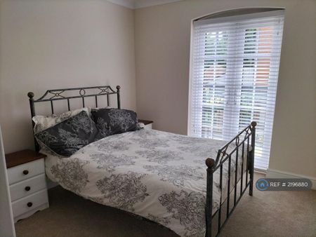 2 bedroom flat to rent - Photo 2