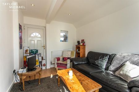 5 bedroom semi-detached house to rent - Photo 2