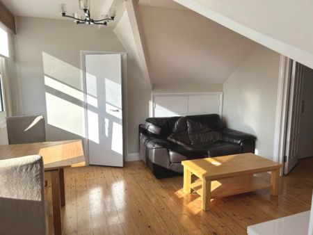 2 bed flat to rent - Photo 4