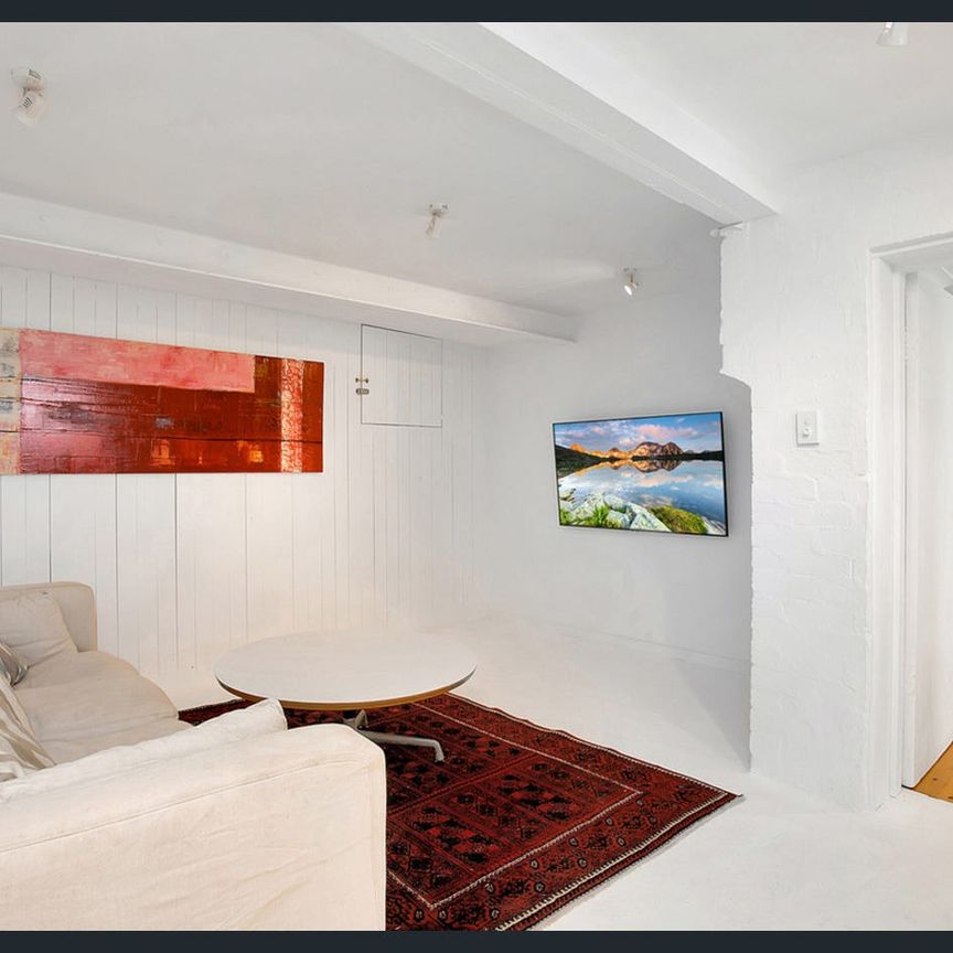 Three Storey Furnished Beachside Townhouse - 6 month lease - Photo 1