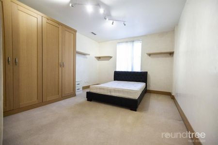 6 bedroom detached house to rent - Photo 4