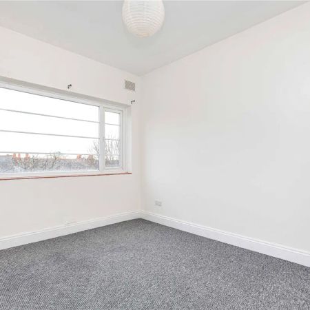 2 bedroom flat in Terrapin Road - Photo 3