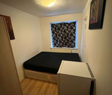 Room in a Shared Flat, Foster Court, NW4 - Photo 1