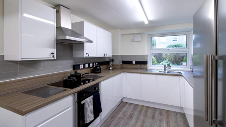 1 bedroom in a flat share to rent - Photo 5