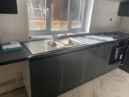 6 bedroom detached house to rent - Photo 2