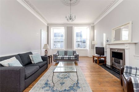 A spacious second floor four bedroom apartment, with two bathrooms, available on an furnished basis. - Photo 3