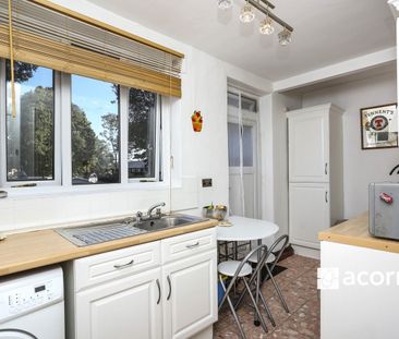 Flat to rent - Moremead Road, Catford, SE6 - Photo 3