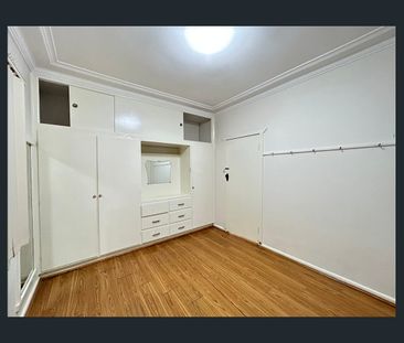 3 Bedroom with built-ins plus study House for leasing! - Photo 2