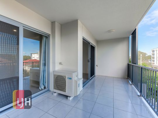 2 BEDROOM UNIT WITH LIFT ACCESS IN EXCELLENT LOCATION - Photo 1