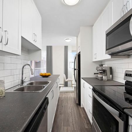 2495 Lake Shore Boulevard, West - Photo 3