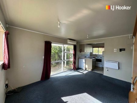 Tidy 4 bedrooom flat - Photo 3