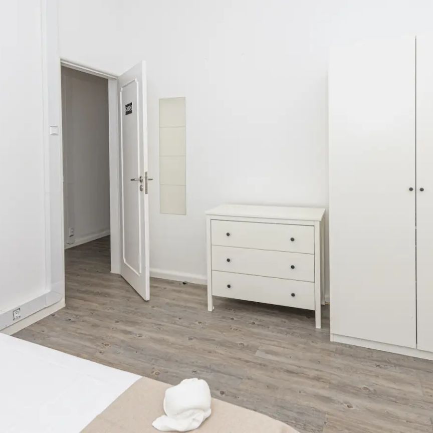 Room in a shared 11-bedroom apartment for rent in Lisbon, perfect for students - Photo 1