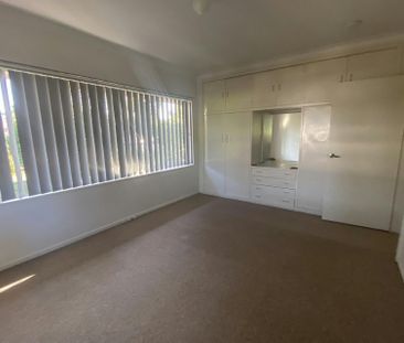 Brick Home for Rent – Perfect for Working Couples Seeking Space and... - Photo 5