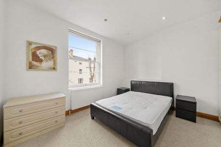 2 Bedroom, 1 bath, 1 reception Flat - Photo 2