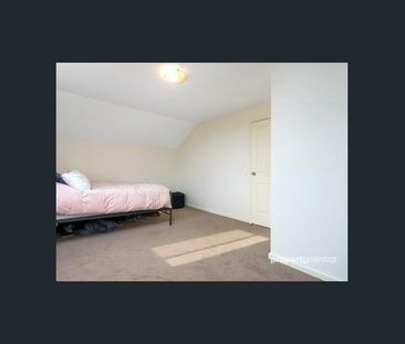 SPARKLING TOWNHOUSE - Photo 2