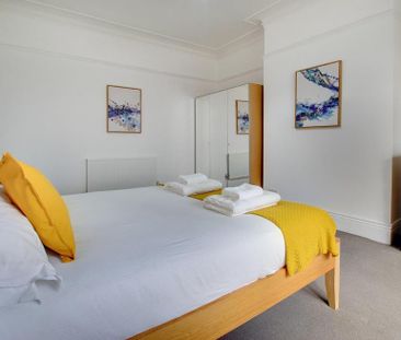 3 bedroom flat to rent - Photo 4