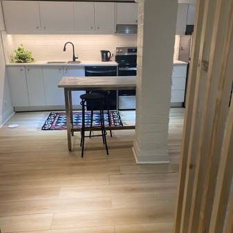 Beautiful fully renovated 2 bedroom + den - Photo 4