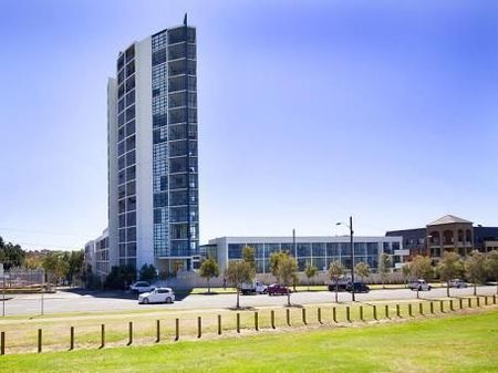 Live the Resort Life! Dual-Courtyard Apartment - Photo 2