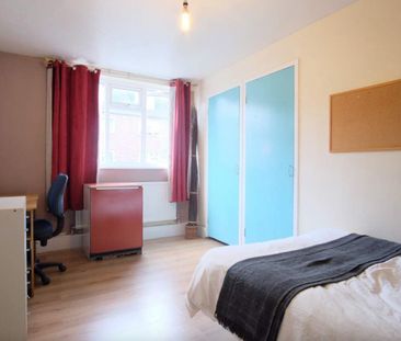 Room in a Shared House, Mcdermott Close, SW11 - Photo 1