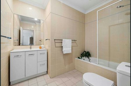 Spacious 1 Bedroom unit with carspace and balcony - Photo 4
