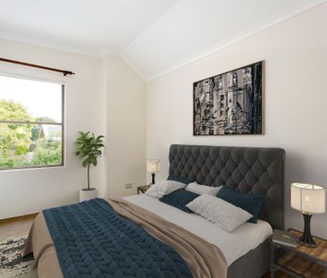 Beautifully Renovated Three Bedroom Townhouse - Photo 4