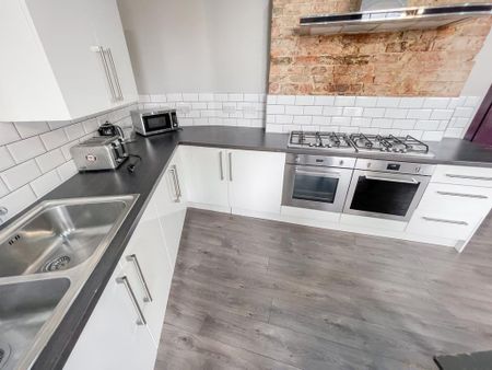 1 bedroom in a house share to rent - Photo 2