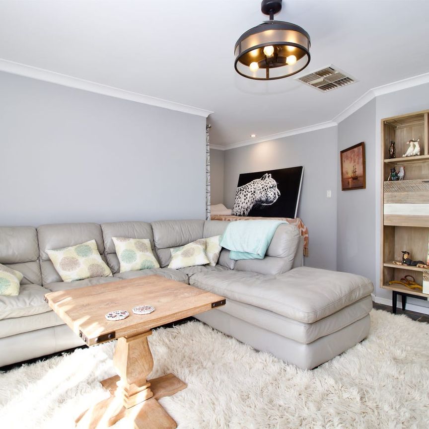 Renovated home with a pool! - Photo 1