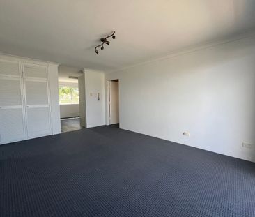Top floor 2 bedroom unit! - Photo 1