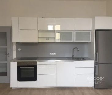 Příjemný byt s parkovacím stáním v Rezidenci Jičínská. - Photo 6