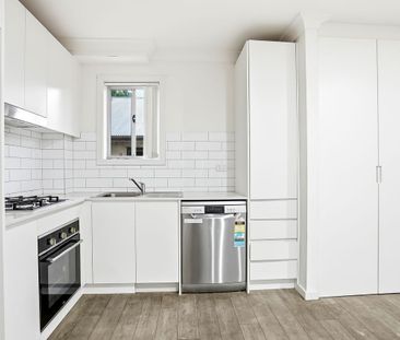 MODERN 2 BEDROOM TOWNHOUSE - Photo 4