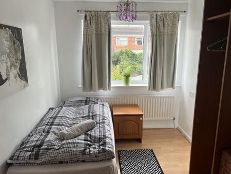 4 bedroom semi-detached house to rent - Photo 4