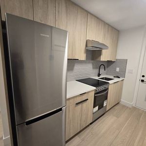 2 Bedroom 1 Bath Brand New Suite Joyce Collingwood - Photo 2