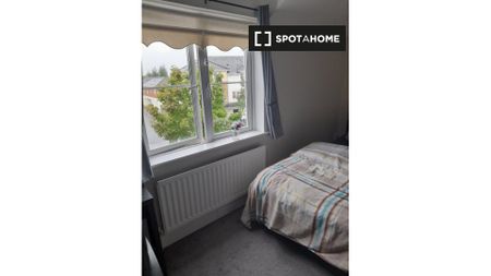 Spacious room in 3-bedroom house in Blancharstown, Dublin - Photo 4