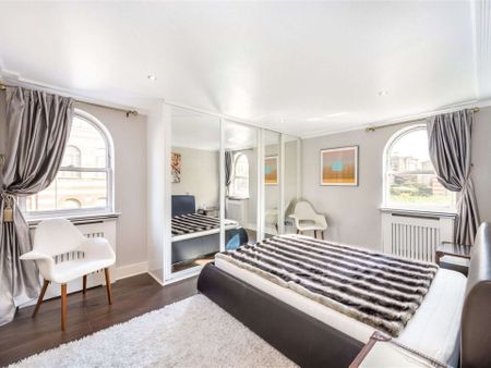 A spacious two bedroom apartment in Harrods Village with resident gym and pool facilities plus an allocated private parking space - Photo 4