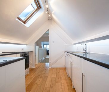 Positioned above the renowned Quarterdeck Café at the heart of Nort... - Photo 6