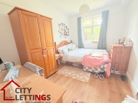 5 Bedroom Semi-Detached House - Photo 3