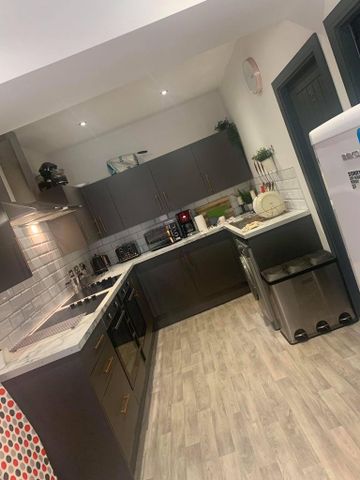 1 bedroom in a house share to rent - Photo 5