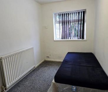 4 bedroom semi-detached house to rent - Photo 3