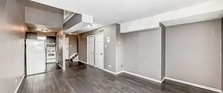 2 Bedrooms townhouse closed to Downtown | Calgary - Photo 1