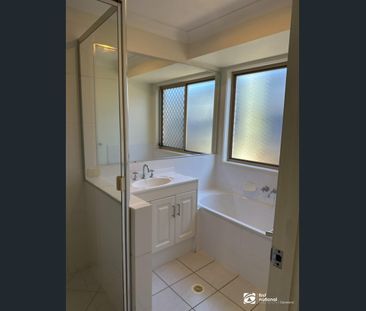 MODERN FAMILY HOME IN GREAT LOCATION WITH SIDE ACCESS ! - Photo 4