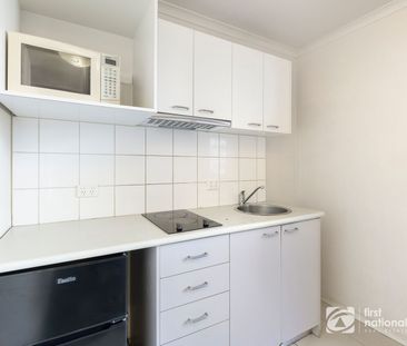 Stylish 2-Bedroom Apartment in the Heart of Melbourne - Photo 3