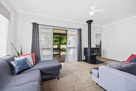 Spacious 3-Bedroom Home with Double Garage & Generous Yard - Photo 2