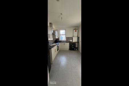 4 Bed Terraced House, Dersingham Avenue, E12 - Photo 4